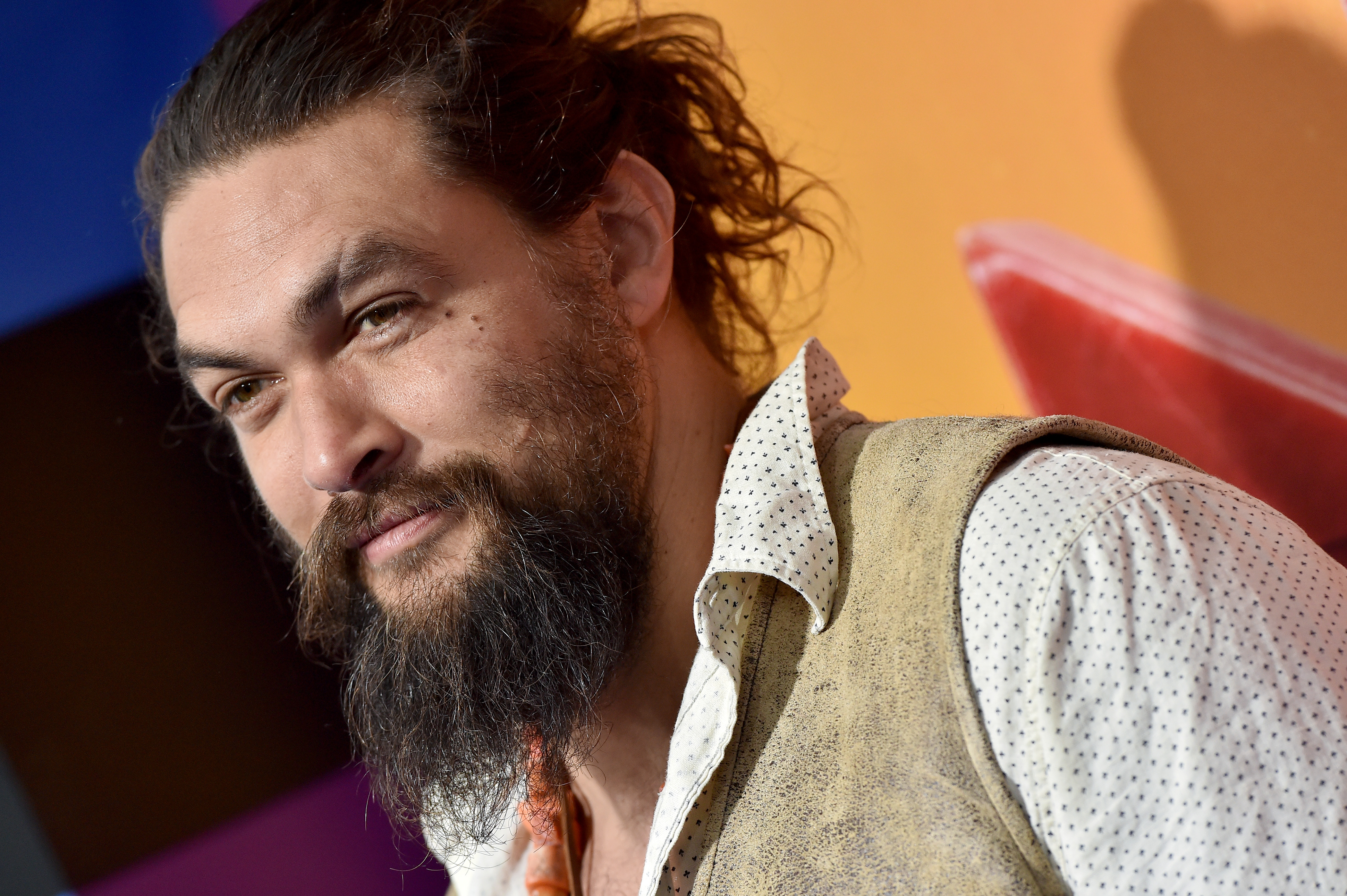 Jason Momoa shaved his beard for the first time since 2012! Here's the  video!  KOIT